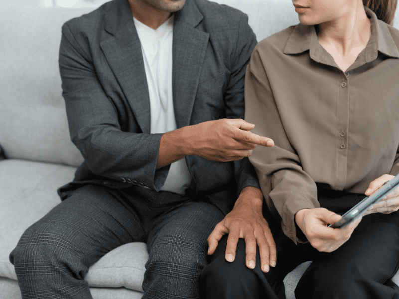 Participante do BBB pode responder por expor a esposa e por importunação sexual? Entenda as consequências legais