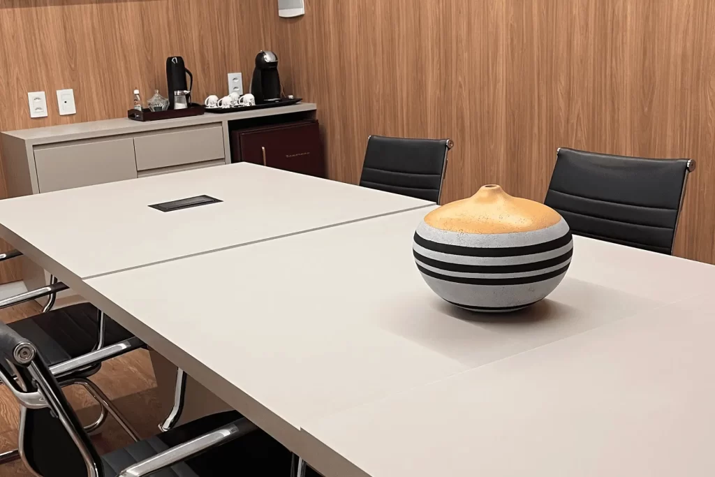 Mesa de reunião no escritório com decoração de porcelana.