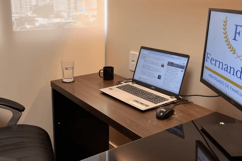 Mesa de trabalho com computador em serviço